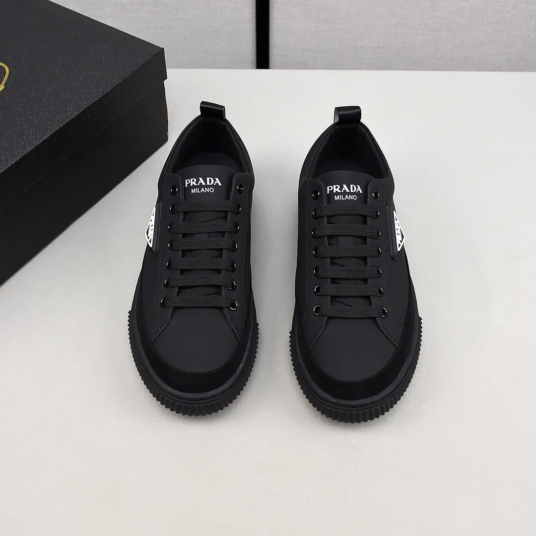 【PRADA】Men's shoes 💰400💰. Detonate the whole place! An international brand that is constantly innovating. This men's casual shoe is the original version. It is made of cowhide leather at a ratio of one to one at the store. It has leather feet and rubber non-slip outsole. It is breathable and comfortable. Quality speaks for itself. 👄38-44